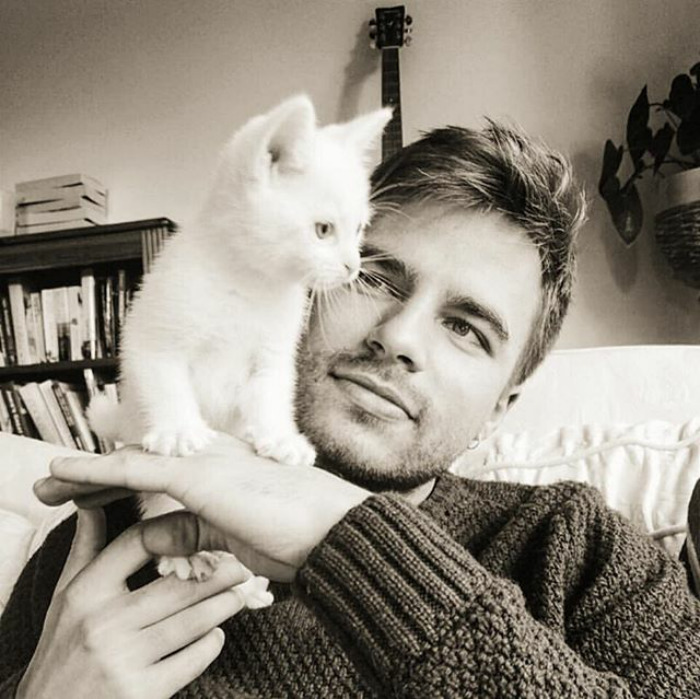 Hot Dudes With Kittens Is Still The Most Purrfect Instagram Account Ever (159 New Pics)