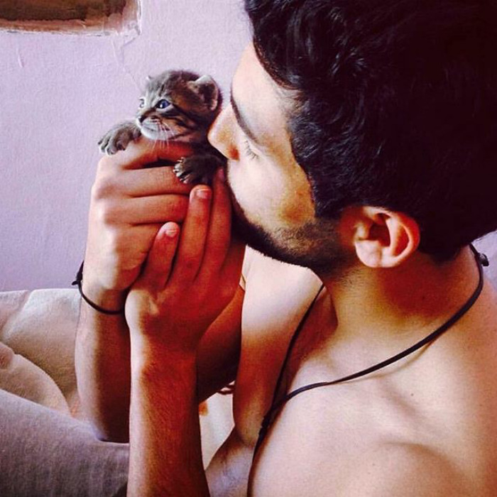 Hot Dudes With Kittens Is Still The Most Purrfect Instagram Account Ever (159 New Pics)