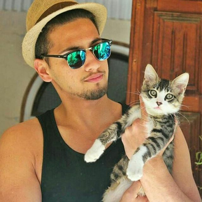 Hot Dudes With Kittens Is Still The Most Purrfect Instagram Account Ever (159 New Pics)