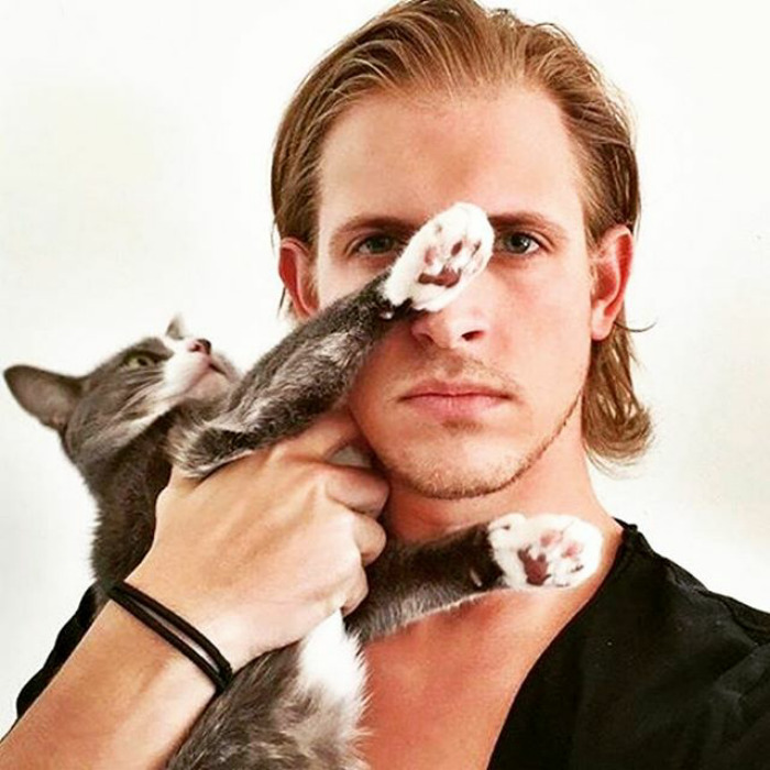Hot Dudes With Kittens Is Still The Most Purrfect Instagram Account Ever (159 New Pics)