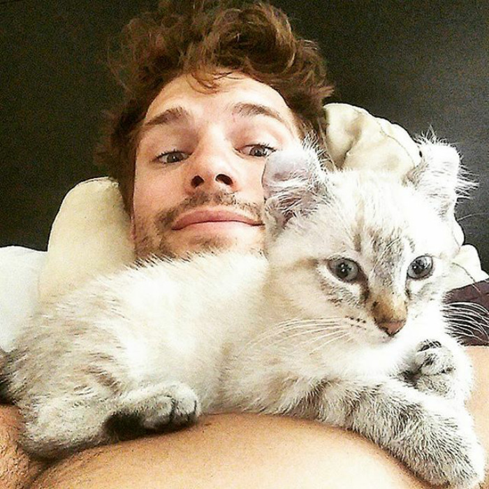 Hot Dudes With Kittens Is Still The Most Purrfect Instagram Account Ever (159 New Pics)