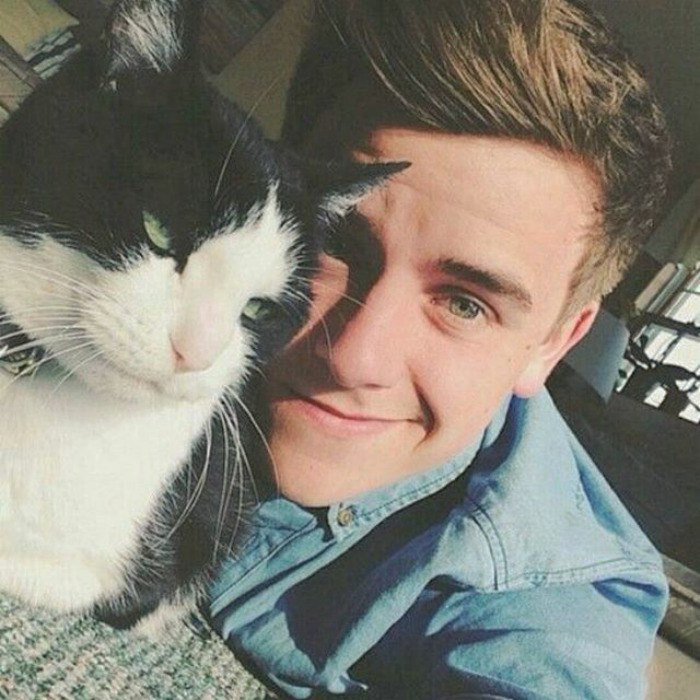 Hot Dudes With Kittens Is Still The Most Purrfect Instagram Account Ever (159 New Pics)