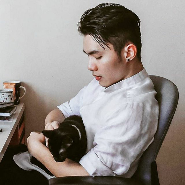 Hot Dudes With Kittens Is Still The Most Purrfect Instagram Account Ever (159 New Pics)