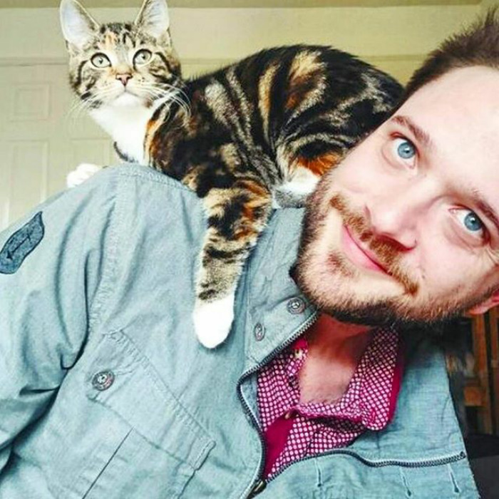 Hot Dudes With Kittens Is Still The Most Purrfect Instagram Account Ever (159 New Pics)