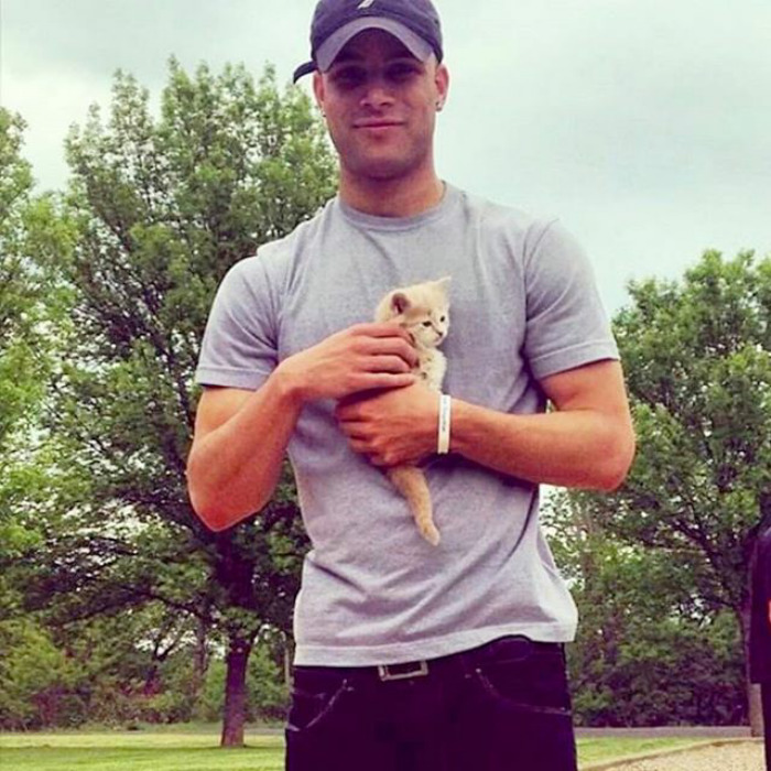 Hot Dudes With Kittens Is Still The Most Purrfect Instagram Account Ever (159 New Pics)