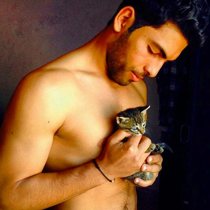 Hot Dudes With Kittens Is Still The Most Purrfect Instagram Account Ever (159 New Pics)