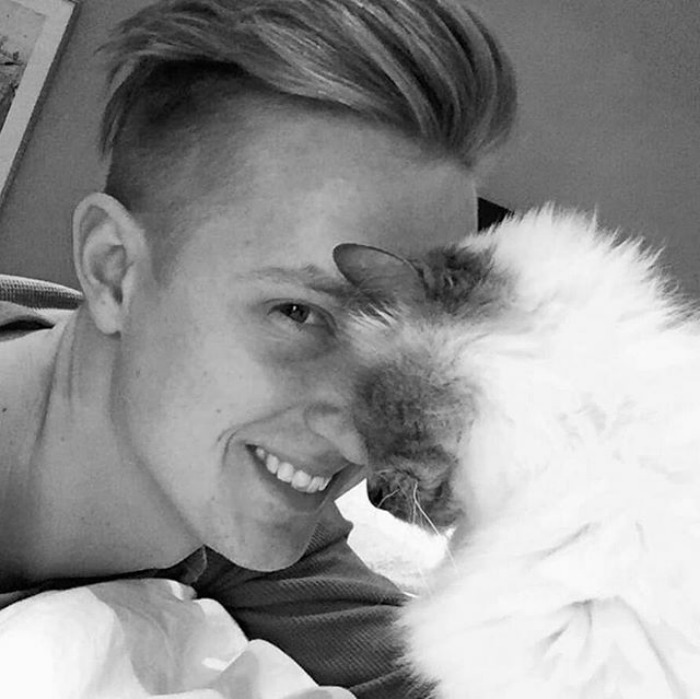 Hot Dudes With Kittens Is Still The Most Purrfect Instagram Account Ever (159 New Pics)