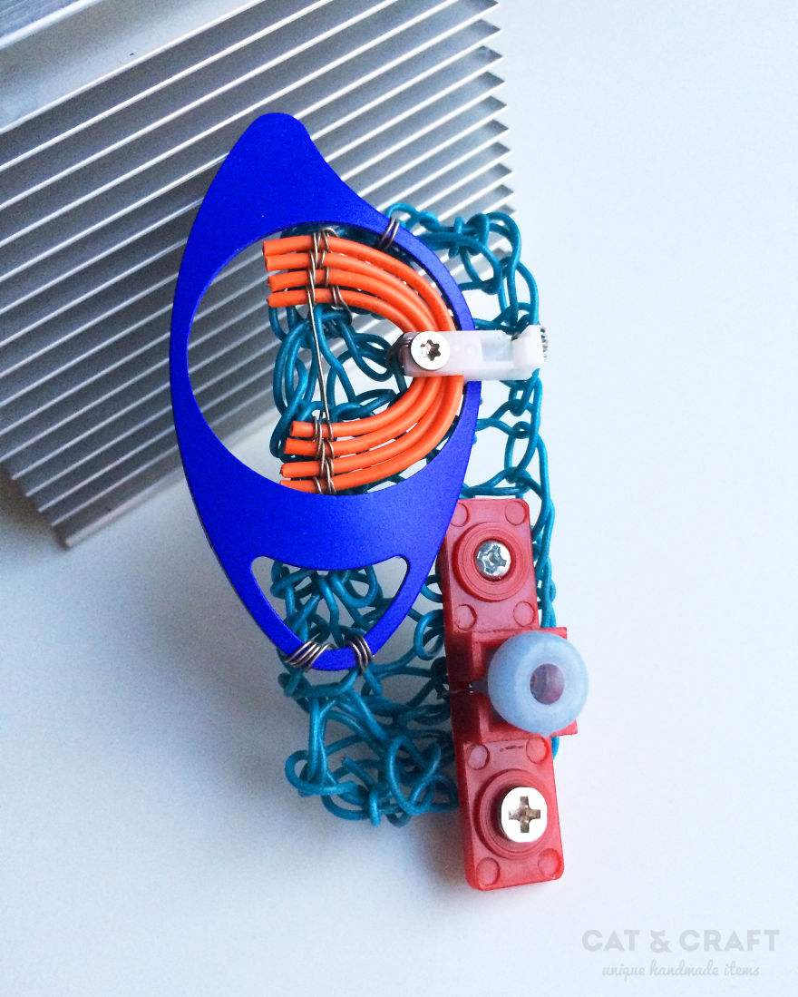 I Make Brooches By Knitting Cables