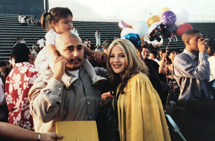 18-Year-Old Recreates Mother’s High School Graduation Pic And Everyone Thinks Her Parents Don’t Age 18-Year-Old Recreates Mother’s High School Graduation Pic And Everyone Thinks Her Parents Don’t Age
