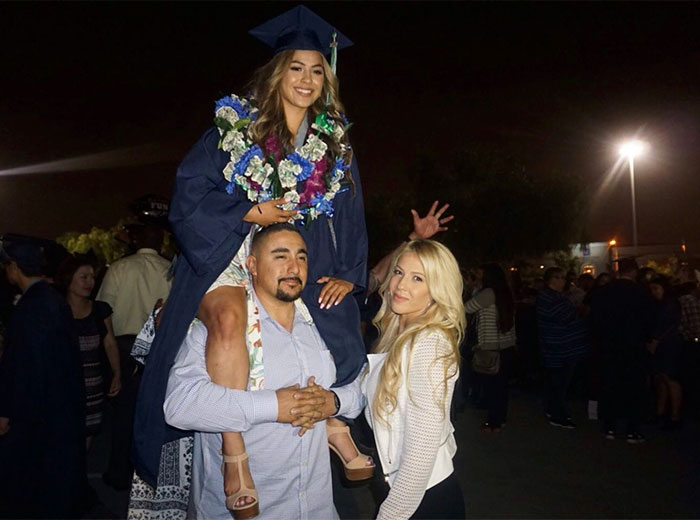 18-Year-Old Recreates Mother’s High School Graduation Pic And Everyone Thinks Her Parents Don’t Age 18-Year-Old Recreates Mother’s High School Graduation Pic And Everyone Thinks Her Parents Don’t Age