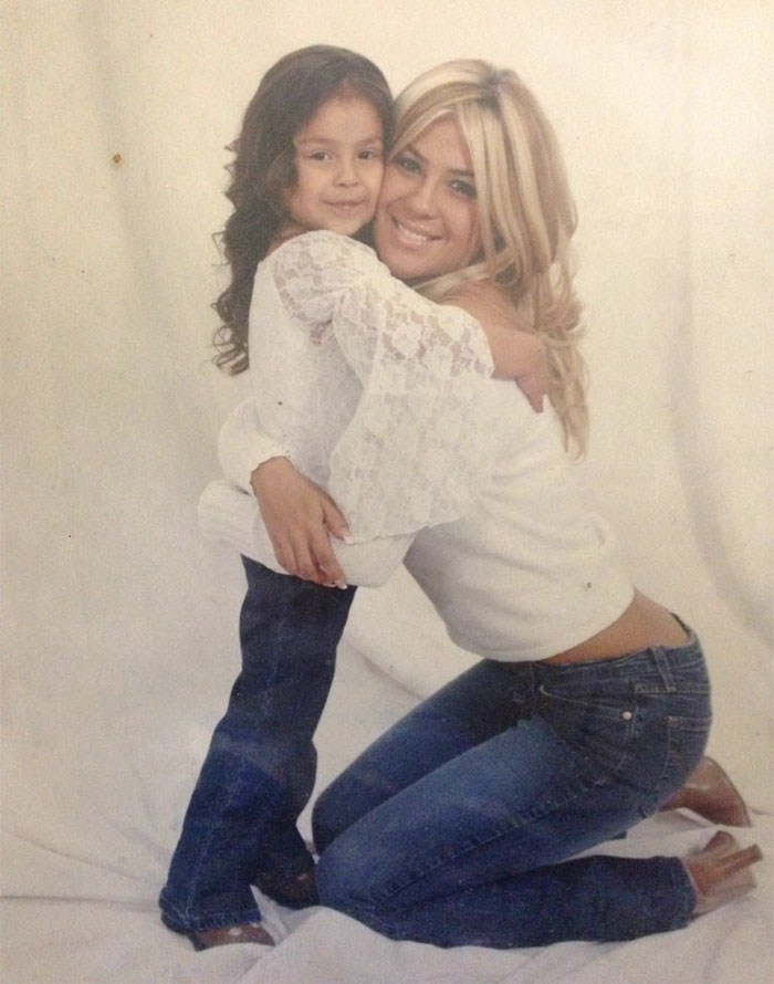 18-Year-Old Recreates Mother’s High School Graduation Pic And Everyone Thinks Her Parents Don’t Age 18-Year-Old Recreates Mother’s High School Graduation Pic And Everyone Thinks Her Parents Don’t Age