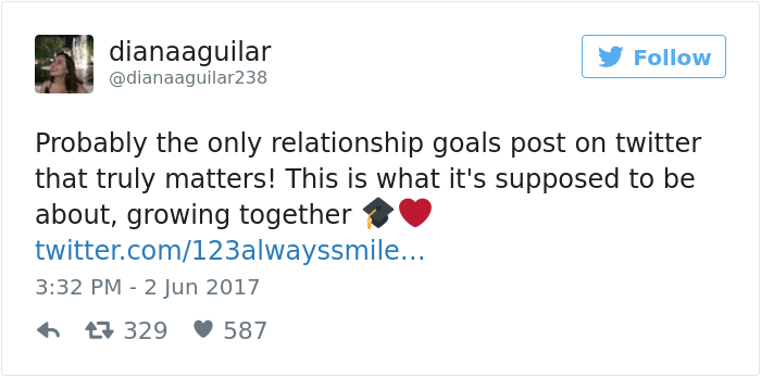 18-Year-Old Recreates Mother’s High School Graduation Pic And Everyone Thinks Her Parents Don’t Age 18-Year-Old Recreates Mother’s High School Graduation Pic And Everyone Thinks Her Parents Don’t Age