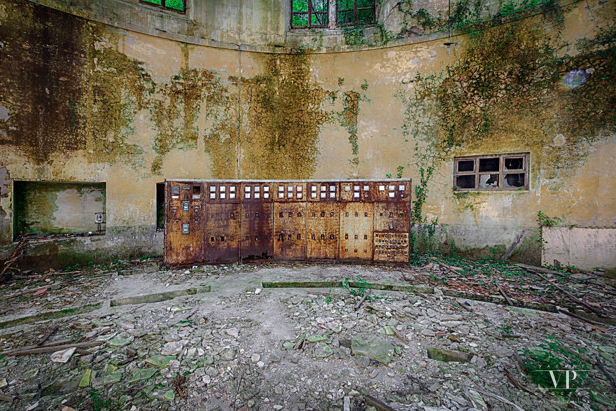 I Photographed This Beautiful Abandoned Powerplant