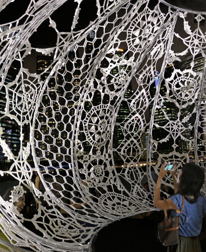 50 People Spend 2 Months To Crochet Giant Urchins Above Singapore’s Marina That Each Weight 220 Lbs (100Kg) 50 People Spend 2 Months To Crochet Giant Urchins Above Singapore’s Marina That Each Weight 220 Lbs (100Kg)