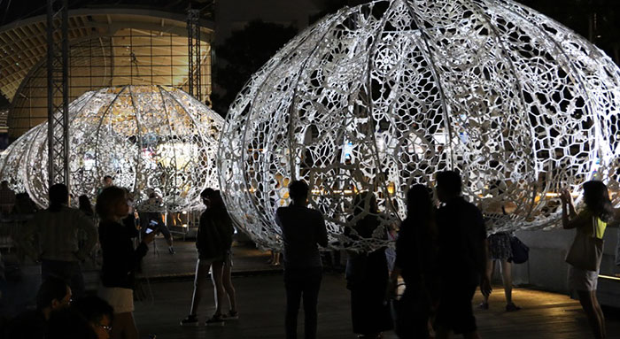 50 People Spend 2 Months To Crochet Giant Urchins Above Singapore’s Marina That Each Weight 220 Lbs (100Kg) 50 People Spend 2 Months To Crochet Giant Urchins Above Singapore’s Marina That Each Weight 220 Lbs (100Kg)