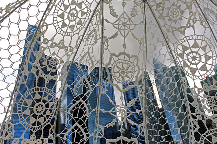 50 People Spend 2 Months To Crochet Giant Urchins Above Singapore’s Marina That Each Weight 220 Lbs (100Kg) 50 People Spend 2 Months To Crochet Giant Urchins Above Singapore’s Marina That Each Weight 220 Lbs (100Kg)