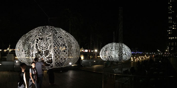 50 People Spend 2 Months To Crochet Giant Urchins Above Singapore’s Marina That Each Weight 220 Lbs (100Kg) 50 People Spend 2 Months To Crochet Giant Urchins Above Singapore’s Marina That Each Weight 220 Lbs (100Kg)