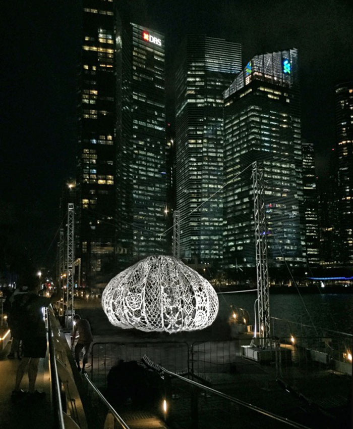 50 People Spend 2 Months To Crochet Giant Urchins Above Singapore’s Marina That Each Weight 220 Lbs (100Kg) 50 People Spend 2 Months To Crochet Giant Urchins Above Singapore’s Marina That Each Weight 220 Lbs (100Kg)
