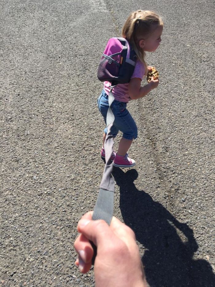 Dad’s Explanation Why He Puts His Toddler On A Leash Goes Viral, And He Has A Point Dad’s Explanation Why He Puts His Toddler On A Leash Goes Viral, And He Has A Point