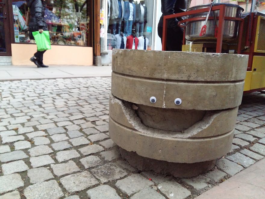Someone In Bulgaria Is Putting Googly Eyes On Broken Street Objects, And It’s Even Better Than Fixing Things Someone In Bulgaria Is Putting Googly Eyes On Broken Street Objects, And It’s Even Better Than Fixing Things