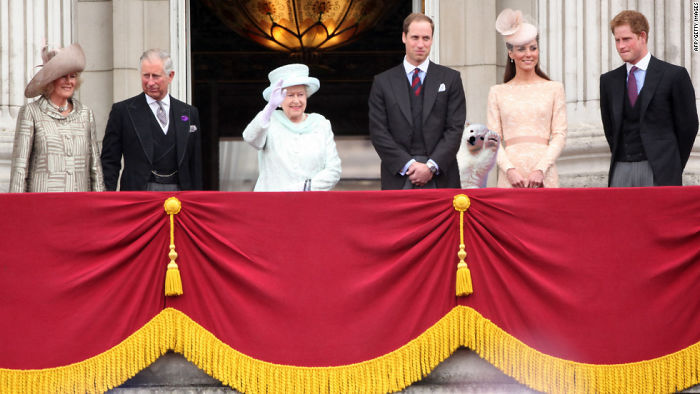 Polar Bear Cub Waves To Say &#8216;Hi&#8217; To The Photographer, Inspires A Hilarious Photoshop Battle