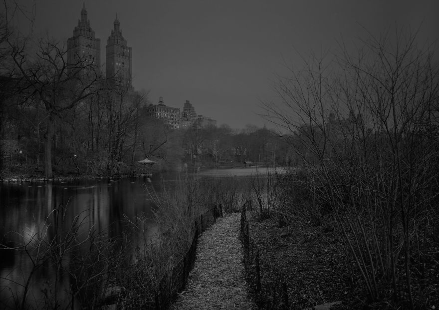 Photographer Suffering From Terrible Insomnia Captures Haunting Pics Of Central Park When There’s No People Photographer Suffering From Terrible Insomnia Captures Haunting Pics Of Central Park When There’s No People