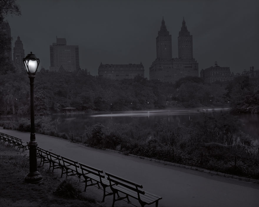 Photographer Suffering From Terrible Insomnia Captures Haunting Pics Of Central Park When There’s No People Photographer Suffering From Terrible Insomnia Captures Haunting Pics Of Central Park When There’s No People