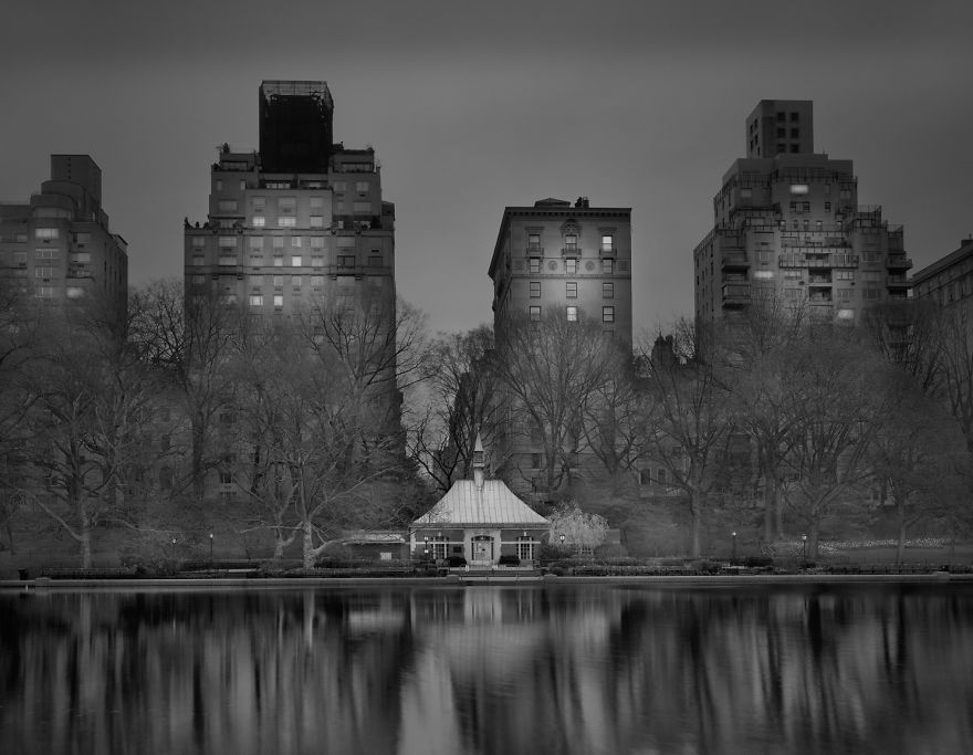Photographer Suffering From Terrible Insomnia Captures Haunting Pics Of Central Park When There’s No People Photographer Suffering From Terrible Insomnia Captures Haunting Pics Of Central Park When There’s No People