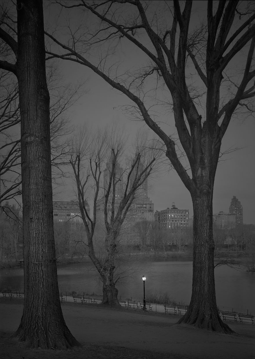 Photographer Suffering From Terrible Insomnia Captures Haunting Pics Of Central Park When There’s No People Photographer Suffering From Terrible Insomnia Captures Haunting Pics Of Central Park When There’s No People