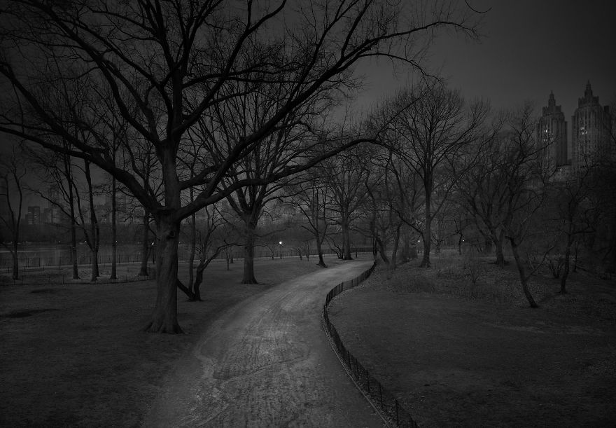 Photographer Suffering From Terrible Insomnia Captures Haunting Pics Of Central Park When There’s No People Photographer Suffering From Terrible Insomnia Captures Haunting Pics Of Central Park When There’s No People