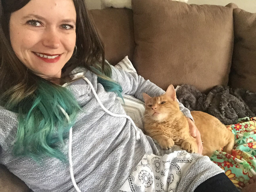 We Adopted A Stray Cat And He Can’t Stop Showing His Gratitude We Adopted A Stray Cat And He Can’t Stop Showing His Gratitude