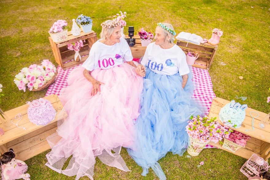 Photographer Captures Twins Celebrating Their 100th Birthday And The Pics Are Just Too Cute