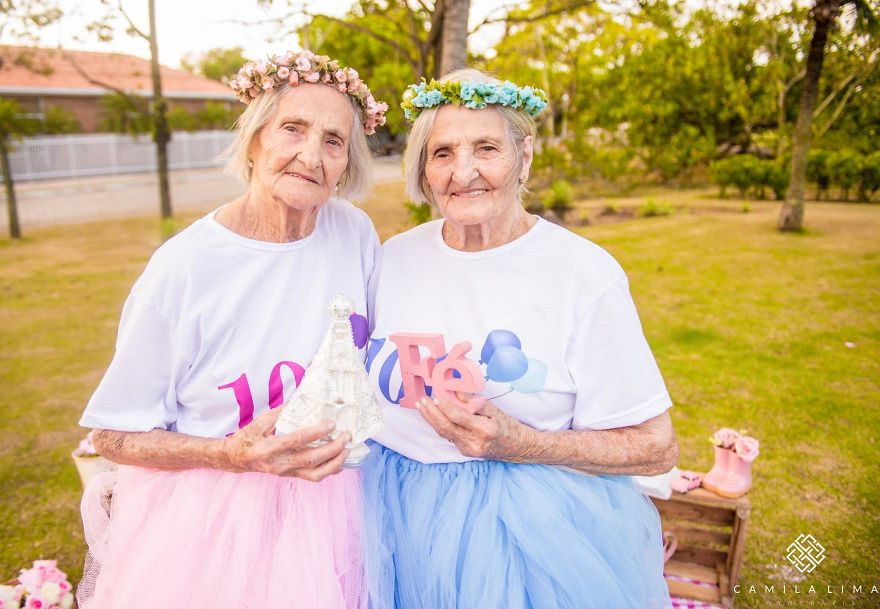Photographer Captures Twins Celebrating Their 100th Birthday And The Pics Are Just Too Cute