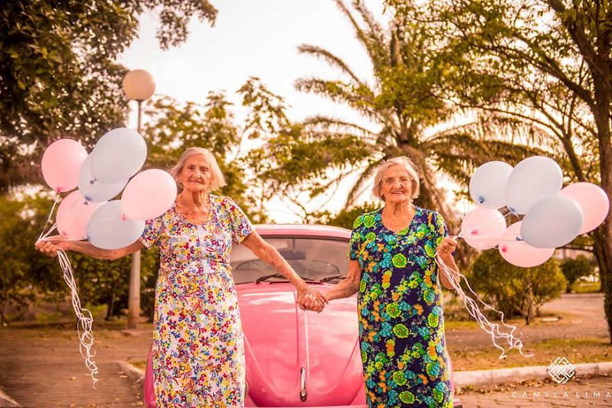 Photographer Captures Twins Celebrating Their 100th Birthday And The Pics Are Just Too Cute