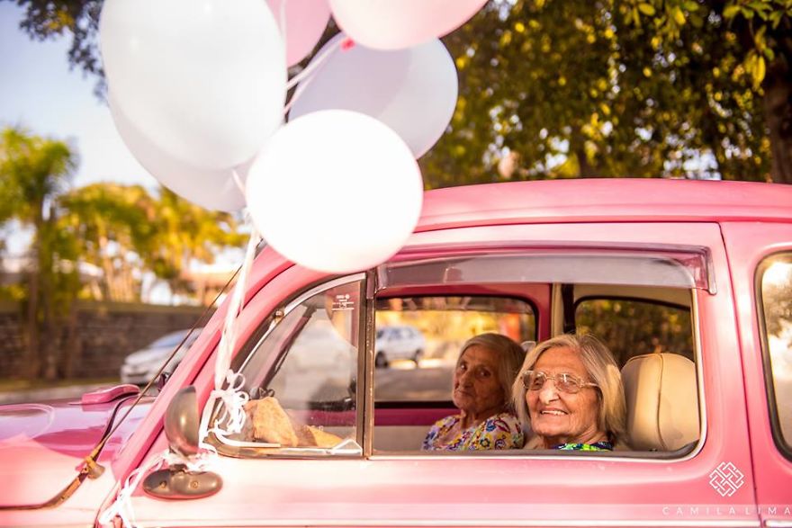 Photographer Captures Twins Celebrating Their 100th Birthday And The Pics Are Just Too Cute
