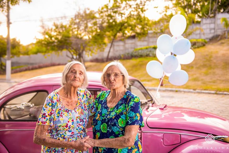 Photographer Captures Twins Celebrating Their 100th Birthday And The Pics Are Just Too Cute