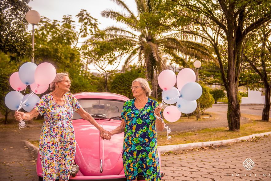 Photographer Captures Twins Celebrating Their 100th Birthday And The Pics Are Just Too Cute
