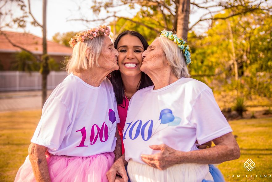 Photographer Captures Twins Celebrating Their 100th Birthday And The Pics Are Just Too Cute