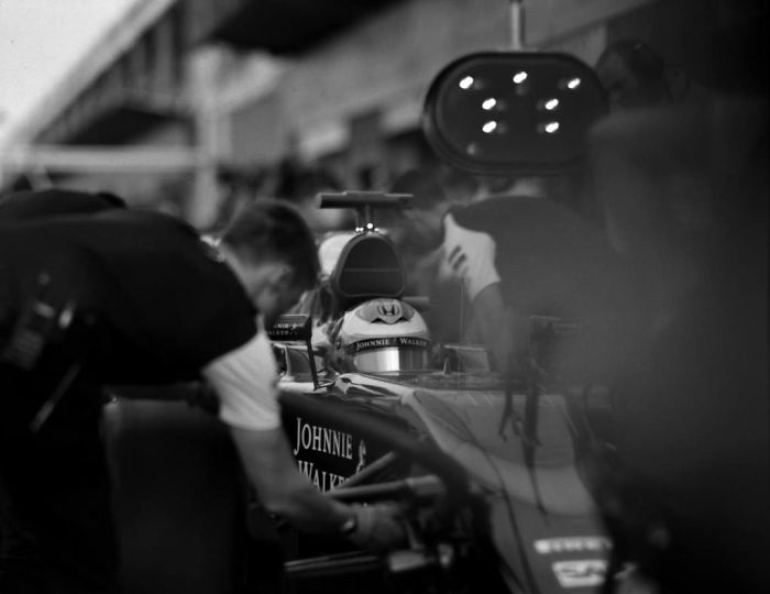 Photographer Shoots Formula 1 With 104-Year-Old Camera, And Here’s The Result Photographer Shoots Formula 1 With 104-Year-Old Camera, And Here’s The Result