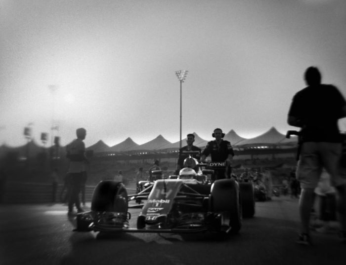 Photographer Shoots Formula 1 With 104-Year-Old Camera, And Here’s The Result Photographer Shoots Formula 1 With 104-Year-Old Camera, And Here’s The Result