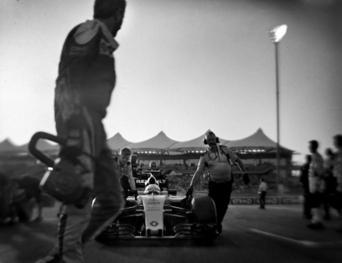 Photographer Shoots Formula 1 With 104-Year-Old Camera, And Here’s The Result Photographer Shoots Formula 1 With 104-Year-Old Camera, And Here’s The Result
