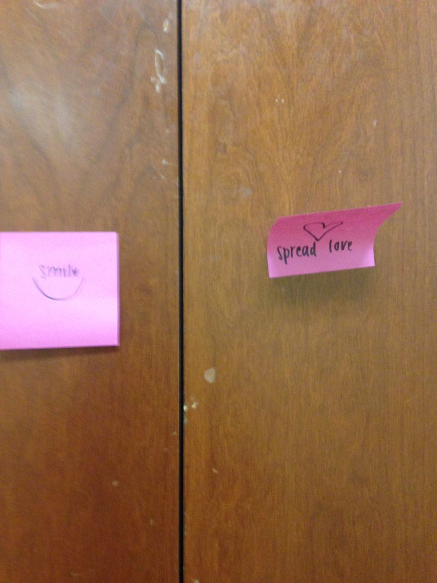 Students In My School Covered It’s Lockers With Supportive Post-It Notes After 12th Grader Committed Suicide Students In My School Covered It’s Lockers With Supportive Post-It Notes After 12th Grader Committed Suicide