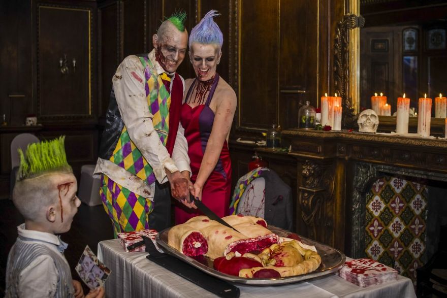 Creepy Wedding: Bride And Groom Get Married In The Style Of The Walking Dead Series Creepy Wedding: Bride And Groom Get Married In The Style Of The Walking Dead Series