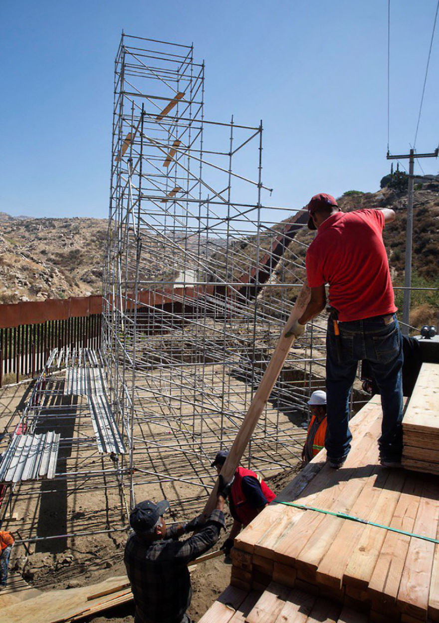 Photograph Of A Giant Baby Appears On The Border Of Mexico And The Eua And Several People Were Impressed Photograph Of A Giant Baby Appears On The Border Of Mexico And The Eua And Several People Were Impressed
