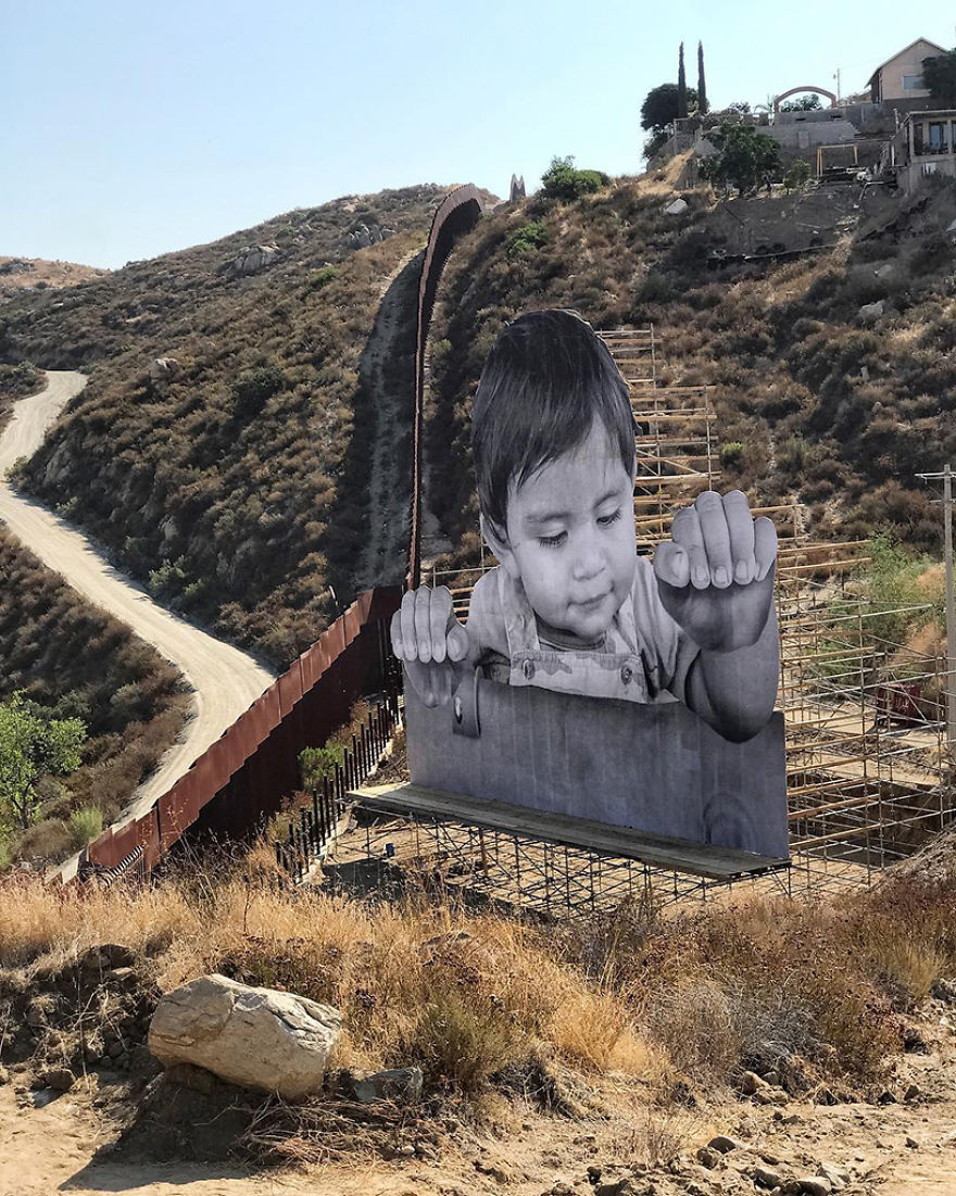 Photograph Of A Giant Baby Appears On The Border Of Mexico And The Eua And Several People Were Impressed Photograph Of A Giant Baby Appears On The Border Of Mexico And The Eua And Several People Were Impressed