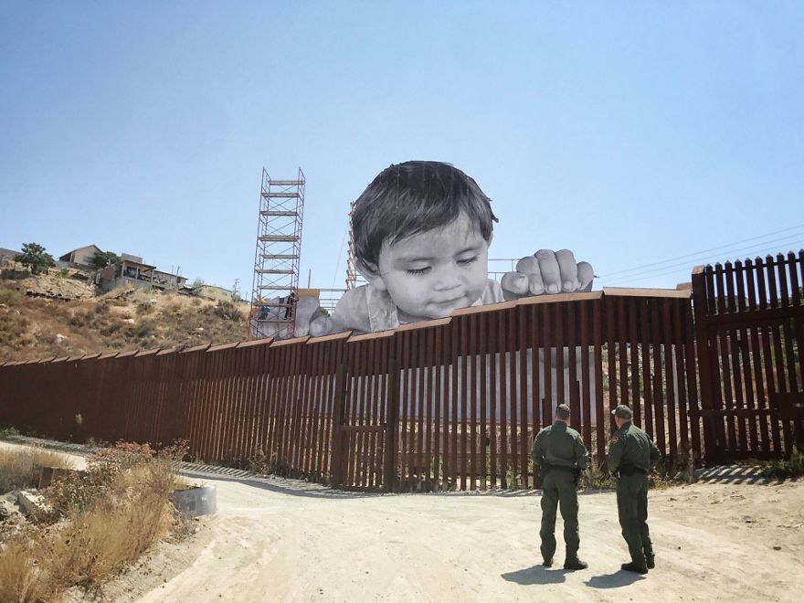 Photograph Of A Giant Baby Appears On The Border Of Mexico And The Eua And Several People Were Impressed Photograph Of A Giant Baby Appears On The Border Of Mexico And The Eua And Several People Were Impressed