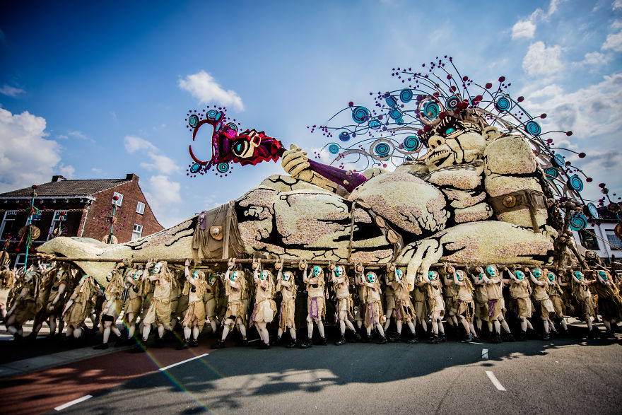 World&#8217;s Biggest Flower Parade With Millions Of Dahlia Flowers