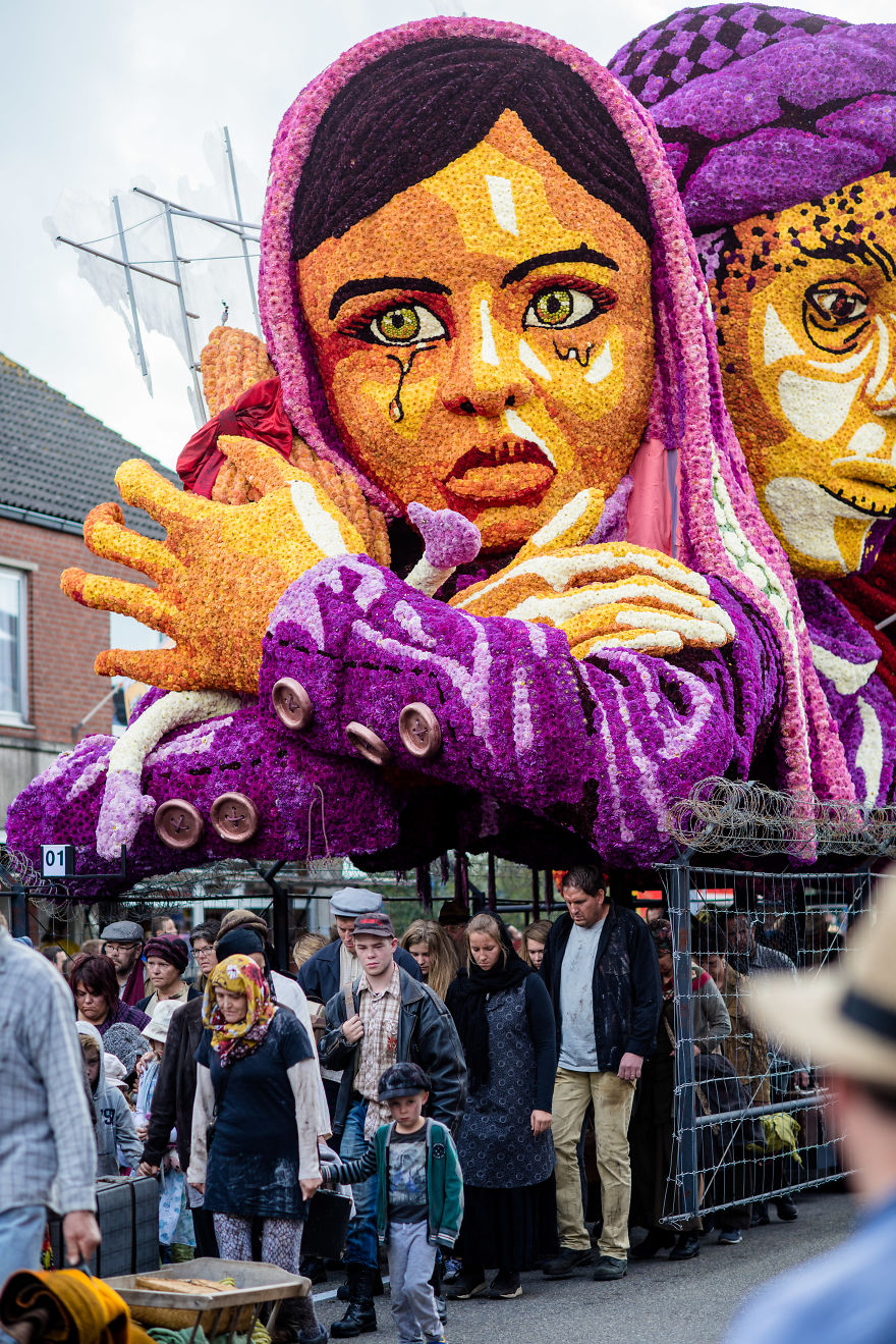 World&#8217;s Biggest Flower Parade With Millions Of Dahlia Flowers