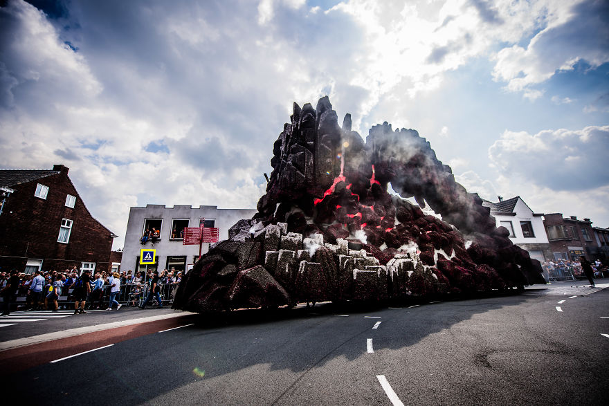 World&#8217;s Biggest Flower Parade With Millions Of Dahlia Flowers