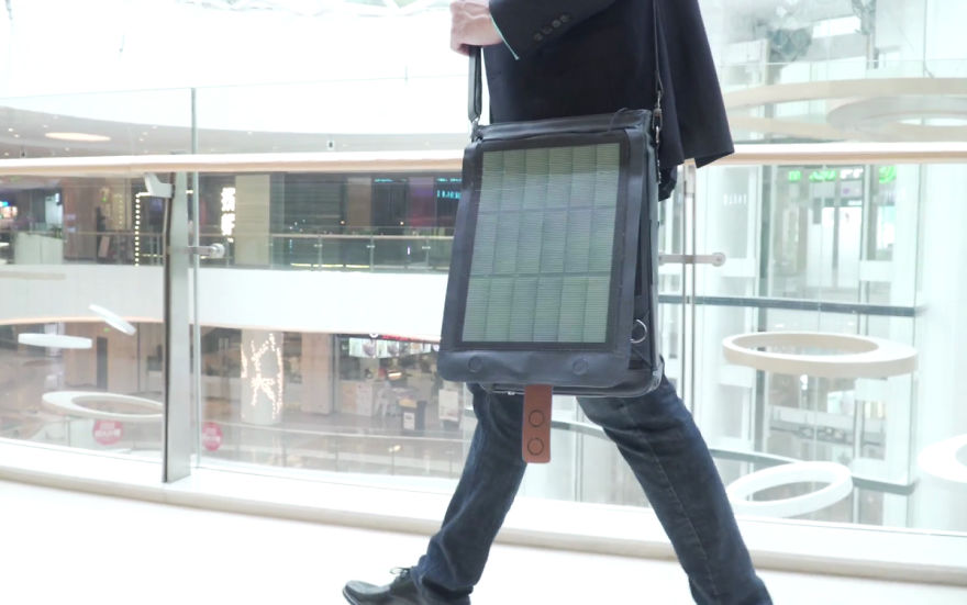 A Backpack With Solar Panels: The Moovy Bag Ensures You Never Run Out Of Battery! A Backpack With Solar Panels: The Moovy Bag Ensures You Never Run Out Of Battery!
